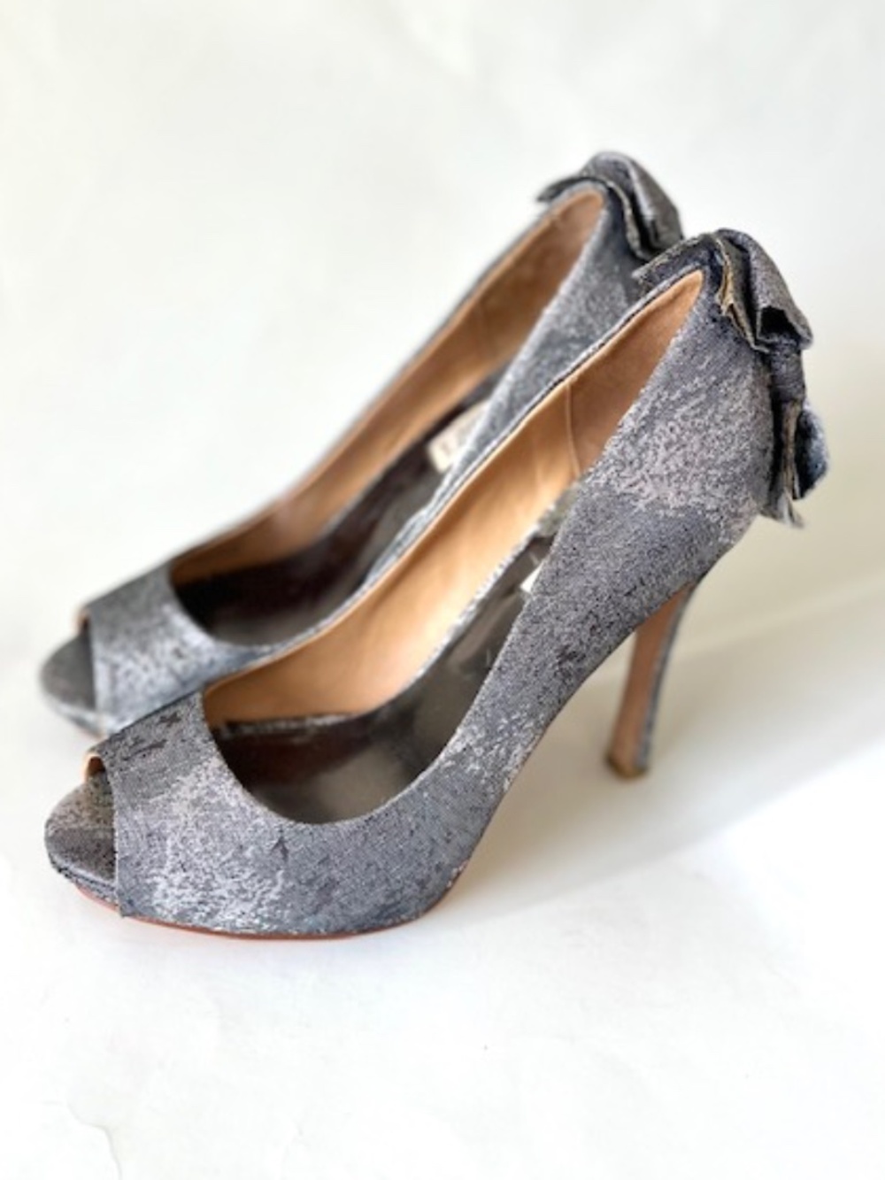 Badgley Mischka Grey Silver Tone Metallic Heels with Bow Size 8